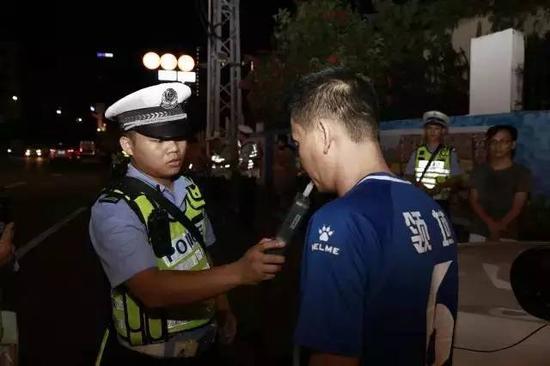 南宁交警夜查揪千人!夫妻吵架丈夫竟带女儿酒