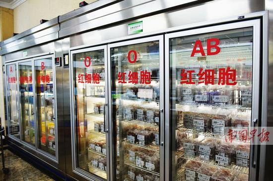 9月7日,南宁中心血站的冰柜里存满了血液制品。 南宁中心血站供图