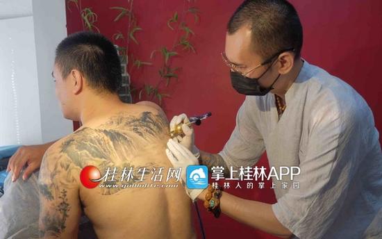 工作中的戴望。