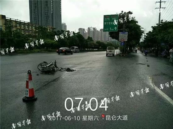 ▲事故现场图片显示,两辆车相距有10多米远。