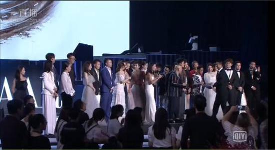 快讯:权健董事长束昱辉芭莎慈善夜捐赠价值70