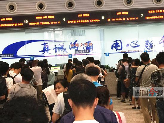 因列车大面积晚点,改签退票窗口排满了旅客。记者岑琴 摄