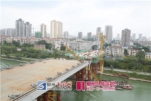 9月11日,施工稳步进行,图为还有1节就合拢的主桥桥面