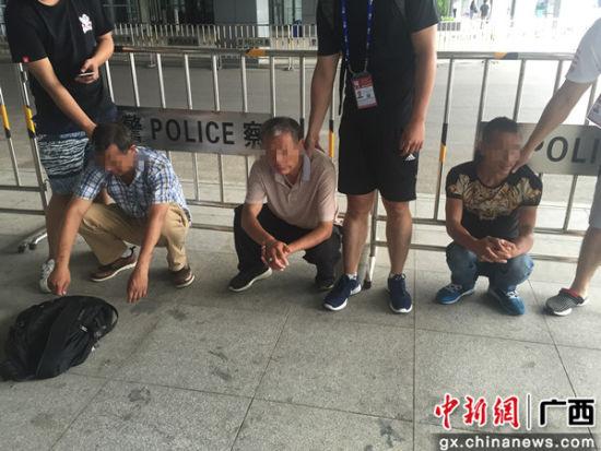 图为警方抓捕现场。
