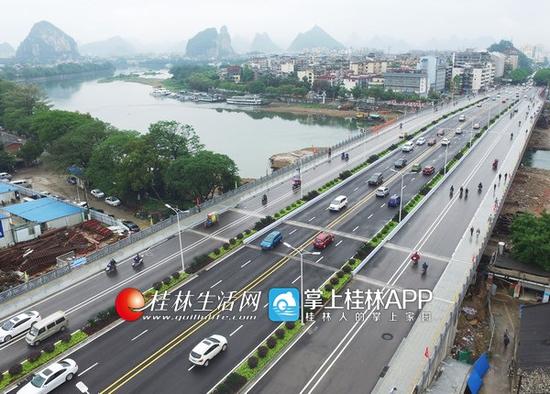 漓江桥扩建工程完工正式通车,方便了市民出行。