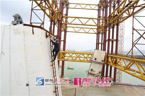 9月11日,工人在桥塔上进行施工