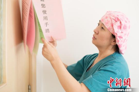 山西大医院主管助产师李丽有着20多年的工作经验,经她护理的产妇不计其数。 范丽芳 摄