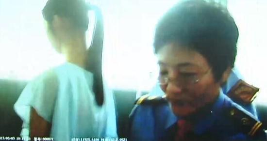 当天下午三点,小红的父母终于从安徽芜湖赶到了派出所。一番交谈后,民警得知了小红出走的原因。