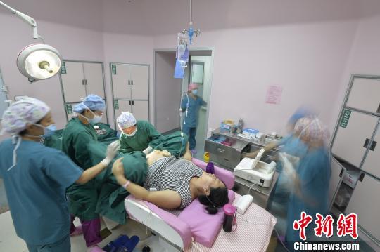 在医院分娩室,作为全程跟踪产妇生产的护士,助产师(士)承担着安抚产妇情绪、与家属及时沟通等职责。 胡静 摄