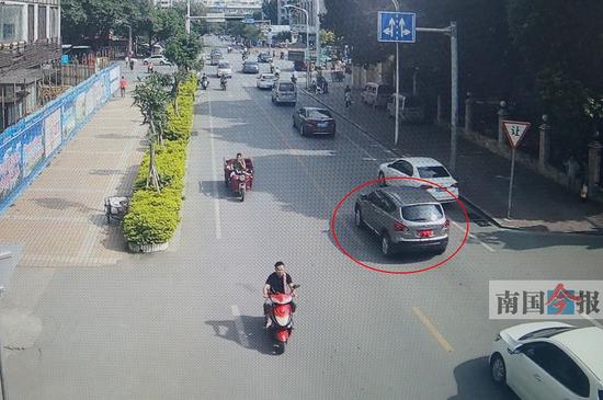 被文胸遮挡车牌的SUV。监控视频截图