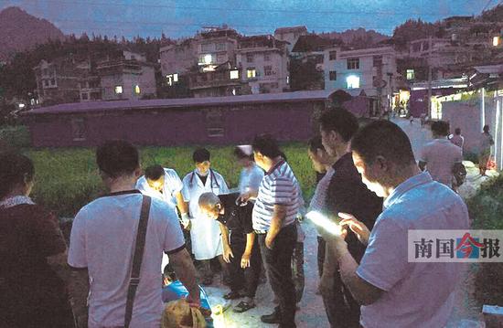 图为医护人员正在对打捞上岸的学生进行抢救。网友供图