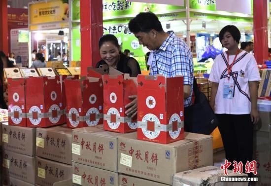 民众选购月饼(资料图)。 中新社记者 安源摄