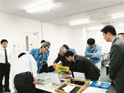 科路测量公司技术人员在日本日立轨道交通株式会社向日方人员演示动车车轮踏面仪检测精度