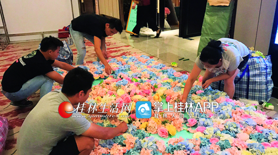 在甲天下广场会展国际酒店内,一婚庆公司正在为晚上的婚礼做准备。