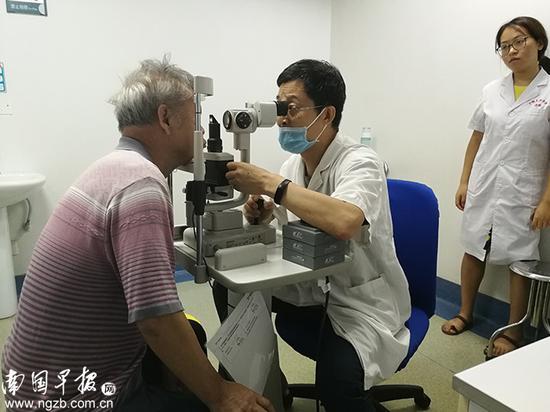 ▲一患者在收假后赶紧到医院看眼睛。