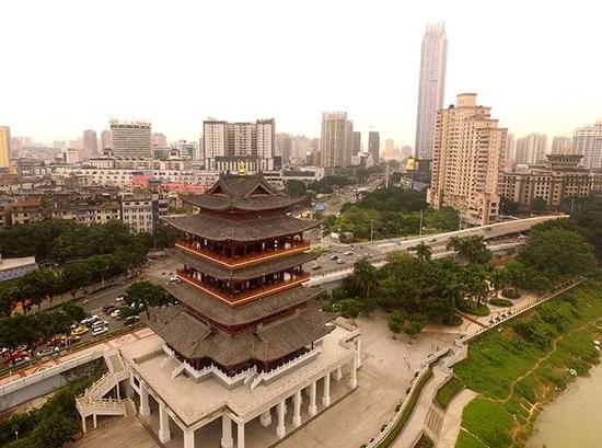 ▲邕江边上的畅游阁,民族风情十足,站在阁楼上,江景一览无遗。