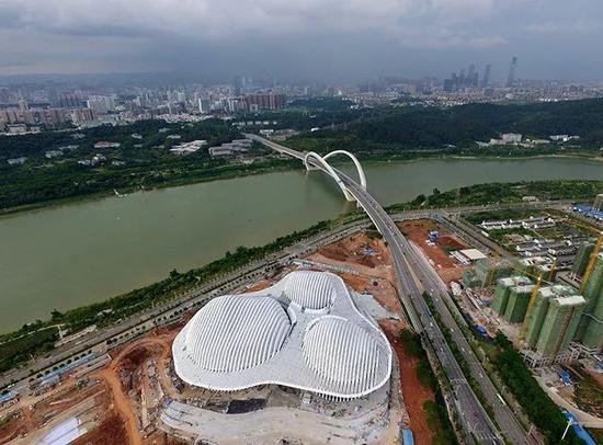 ▲正在建设中的广西文化艺术中心,白色建筑造型独特,3 个单体钢屋盖似云状。