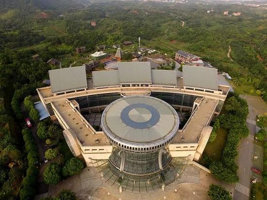 ▲广西民族博物馆,主体建筑外形取材于富有广西地域特色和民族特色的铜鼓。