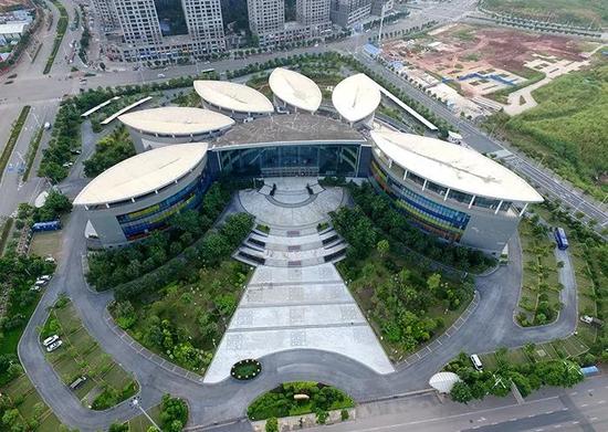 ▲南宁市博物馆,外形犹若一串轻盈的树叶,又如高贵华丽的凤凰翅膀。