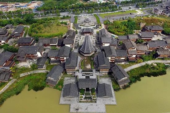 ▲相思湖·红豆风情街,以桂北民居建筑风格为主体,依山傍水,别具风情。
