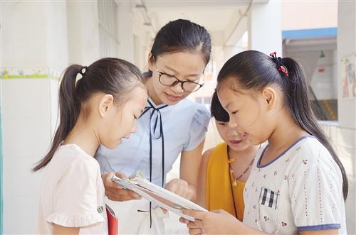 南宁:专职老师从大城市来到小镇 山里娃爱上英