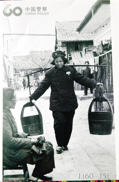 老照片中,帮老人挑水的女警察名叫颜宇群,是南宁第一代女警(翻拍图)
