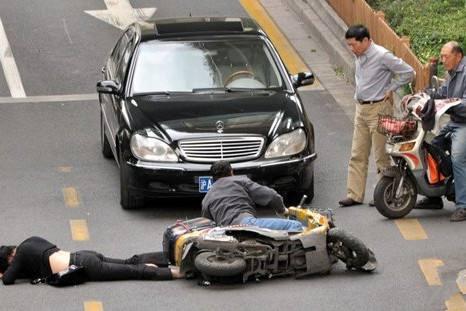 三是事故发生之后,奔驰车上便下来3名男子,司机与对方理论,另一人充当