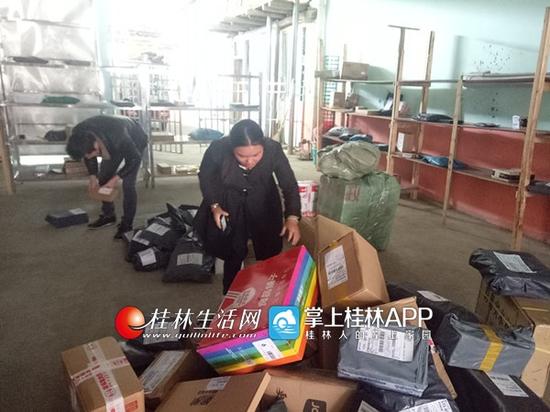 位于兴安界首镇百里村的中通网点内,负责人王进强正在扫描快递。为了迎接“双11”,他们新搬入了大场地,增加了货架。