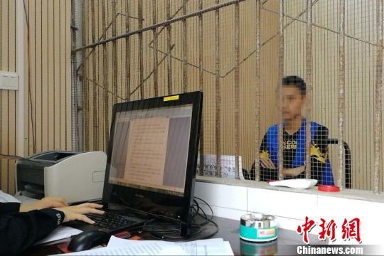 警方对嫌疑人韦某翔进行调查。 钟欣 摄