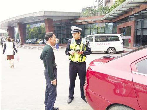 黄天翔(右)将病人送到医院后,再依法对老卢进行处罚(交警供图)