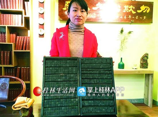 吴女士和她收藏的活字字模。