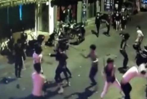 可怕!三江41人聚众斗殴 还多次抢夺钢筋棒威胁警察