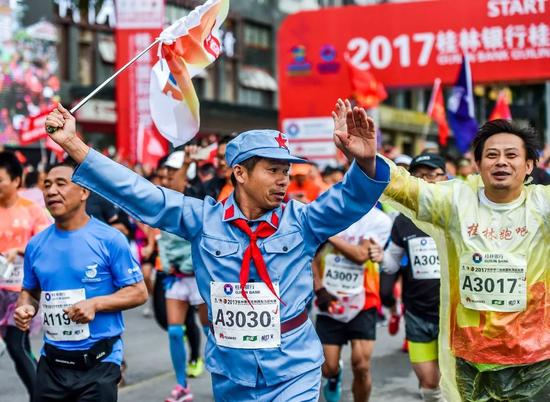 “红军”也来参赛。记者游拥军 摄