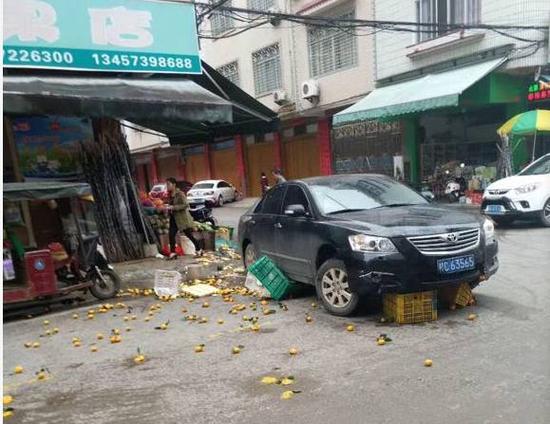 桂林:轿车冲进荔浦一水果店 两女店员瞬间被撞