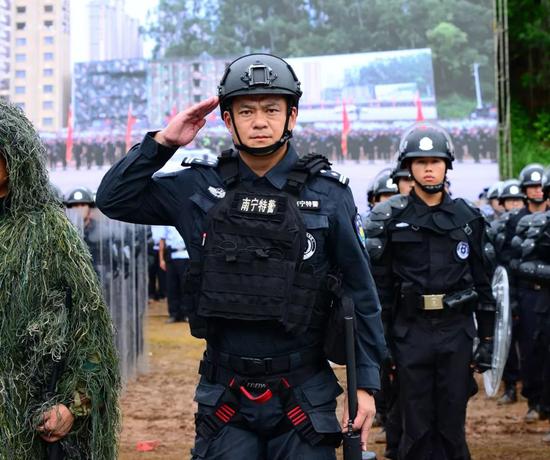 ↑曾浩(前右)在广西公安大练兵现场。