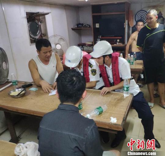 图为海事法律职员具体相识落水者私家情形及遇险信息 朱建秋 摄