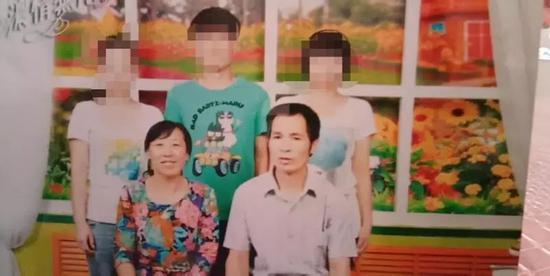 ▲小雨一家全家福,前排为小雨父母,后排从左至右依次为小雨嫂子、哥哥和小雨本人。受访者供图