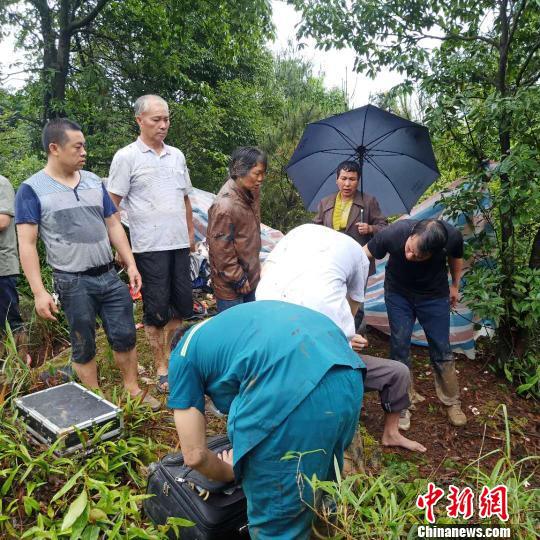 救援队伍到达龙水镇长井村委八亩田村现场施救受伤人员 马德友 摄