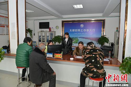 资料图:地方政府网上办事大厅提供”一站式服务“。 中新社记者 张娅子 摄