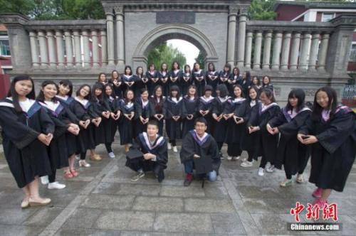 资料图:山西大学毕业生在校园拍摄毕业大合影。中新社记者 张云 摄
