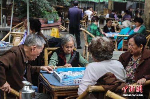 资料图:在成都人民公园内正在打麻将的人们。中新社发 熊然 摄