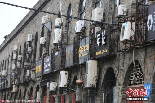 资料图:襄阳古城墙上挂满了空调外机。图片来源:东方IC