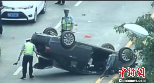 图为肇事车辆翻车。监控截图