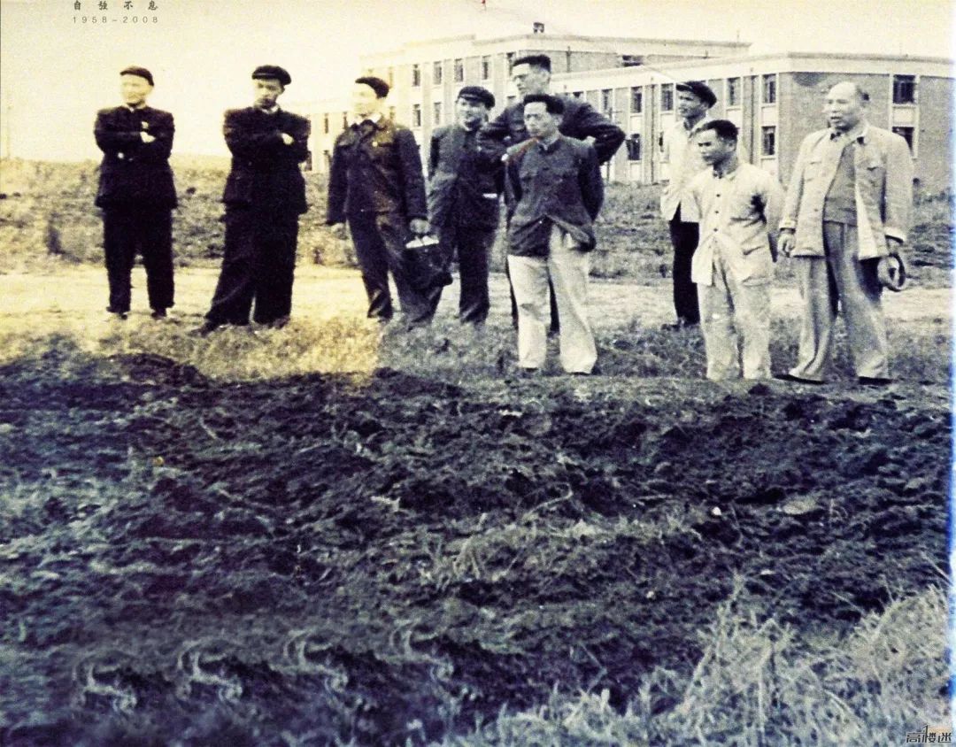 柳拖建厂初期,工厂领导和五公司工程技术人员商讨工厂基建情况