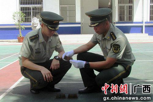 民警对收缴的子弹进行清点。