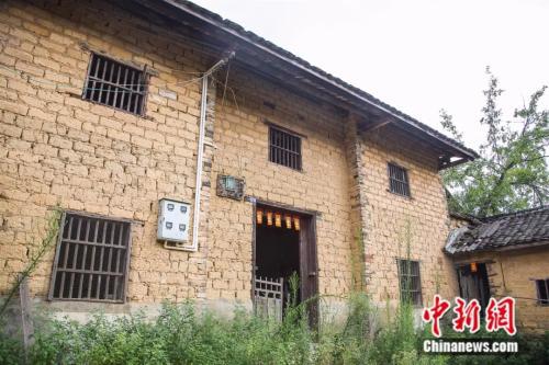 梁羽生故居内,现存的土砖楼,系后期分得土地的村民重建。
