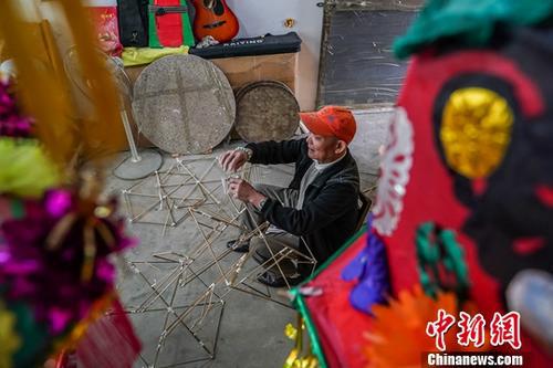 图为2月1日,潘铁明在自己的工作室里制作彩灯。中新社记者 陈冠言 摄