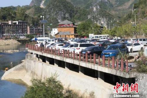 图为爆满的巴马景区停车场 钟欣 摄