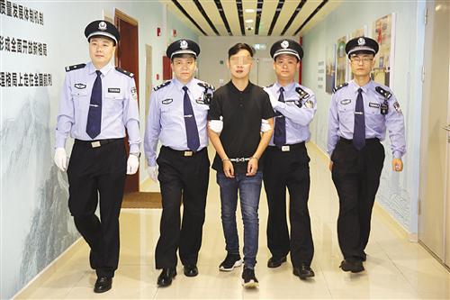 走私团伙成员董某被押解回国 本报通讯员 吴海远 摄