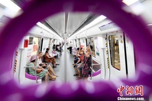 南宁市民体验地铁3号线。 俞靖 摄